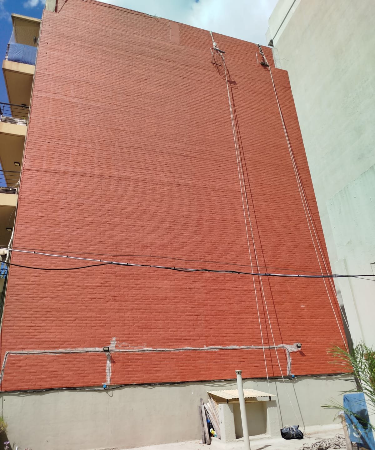 Medianera de gran altura con las cuerdas de silleta colgando durante los trabajos de Grupo AD