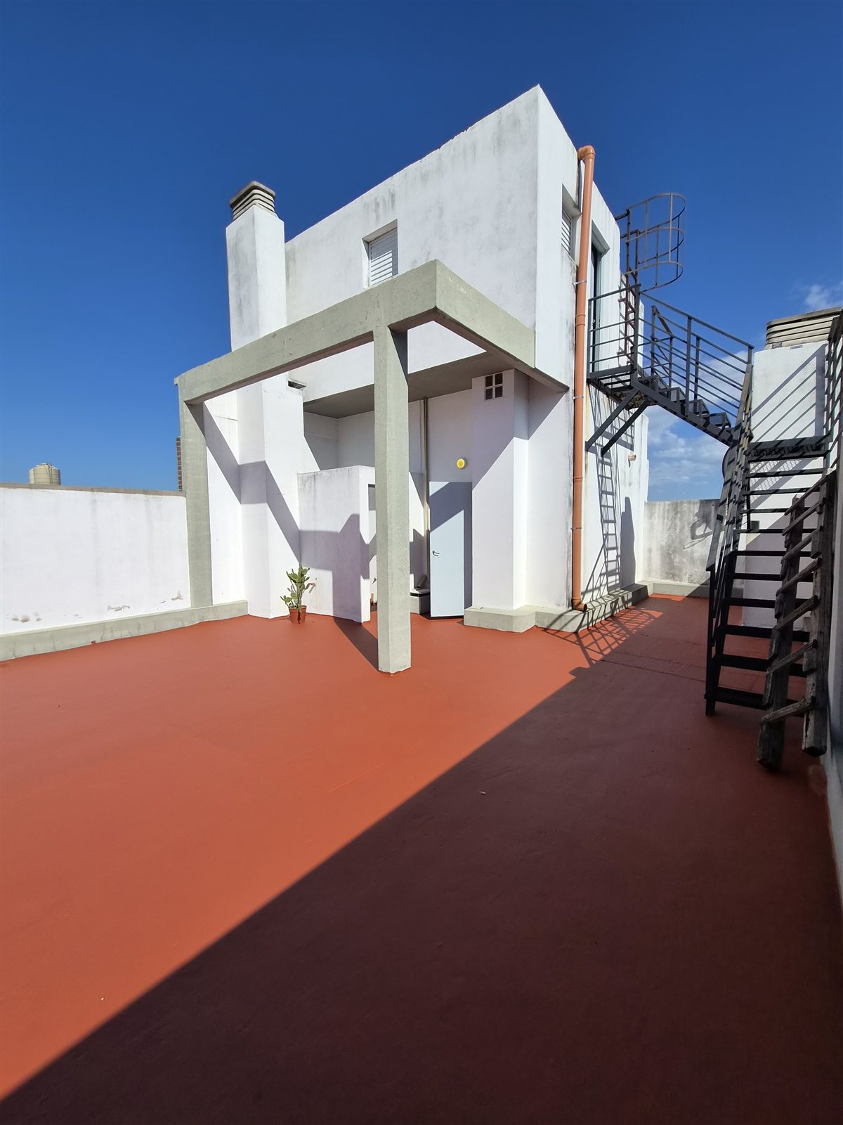 Terraza con muros impermeabilizados con membrana roja — resultado final